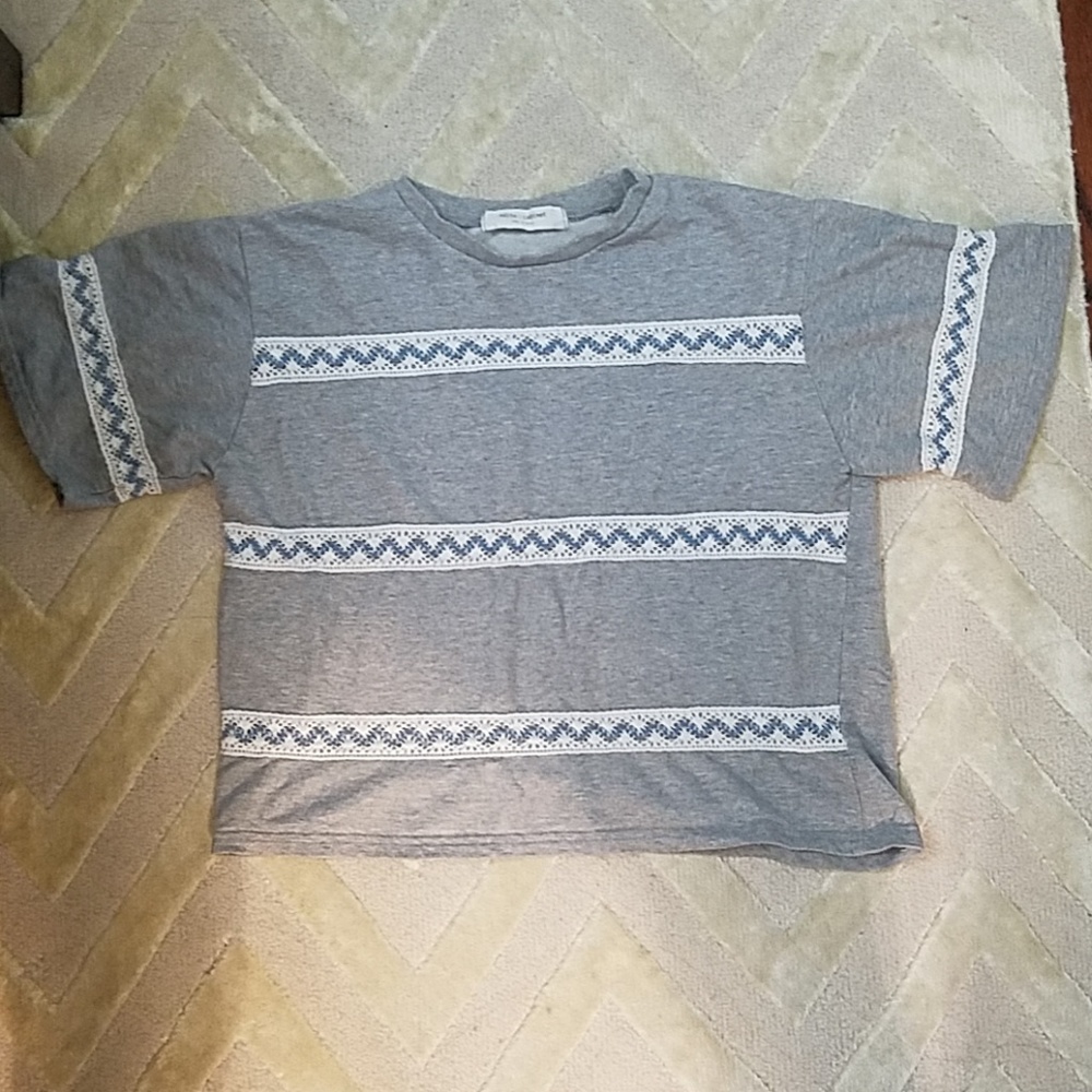 grey and white loose fit crop top